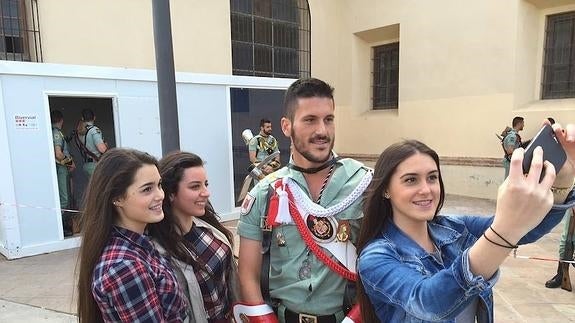 "Quiero ser fusil, y que me bailen así": así son los 'selfies' con los legionarios