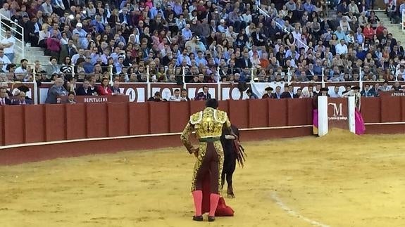 Los toreros por encima de una tarde de viento y toros deslucidos en Málaga