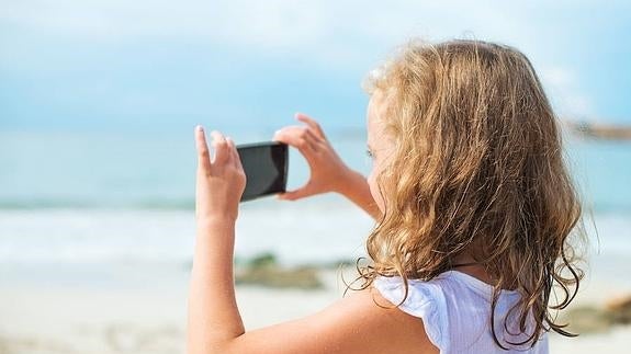 Los riesgos de calmar a los niños con el móvil