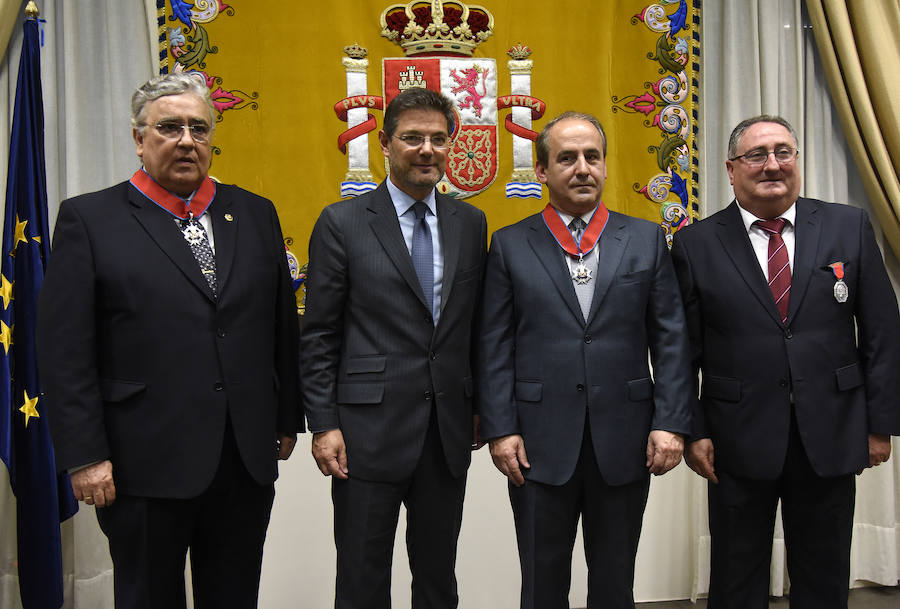 Los magistrados Godino y Caballero-Bonald reciben la Cruz Distinguida de la Orden de San Raimundo de Peñafort
