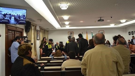 Polémica entre el Ciudadanos y el PP en Mijas tras expulsar el alcalde del pleno a una afiliada popular