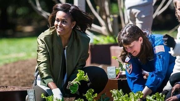 Michelle Obama planta su último huerto