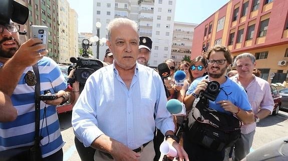 El TSJA obliga a la Junta a pagar dinero al exconsejero Ojeda y un juez investiga al policía que le detuvo