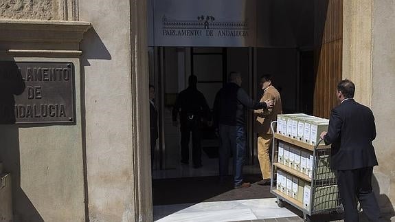 Llegan al Parlamento las primeras 600 cajas de papeles sobre los cursos