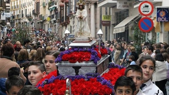 Mil niños llenan las calles de Antequera con su propia Semana Santa de Tronos Chicos