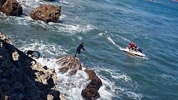 Espectacular rescate de un menor que había quedado atrapado entre las rocas de una playa de Nerja con una moto acuática
