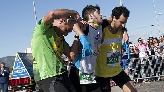¿Quién ayudó a este joven a cruzar la meta en la Media Maratón de Málaga?