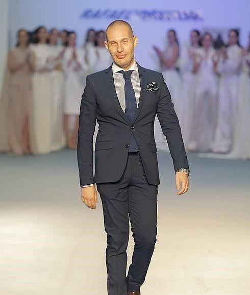 El malagueño Rafael Urquizar celebra en Madrid sus treinta años en la moda