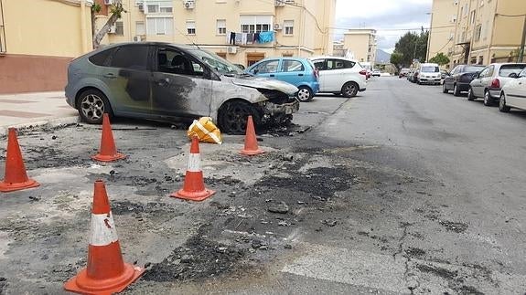 Dos incendios en menos de cinco minutos se saldan con cinco coches quemados en Málaga