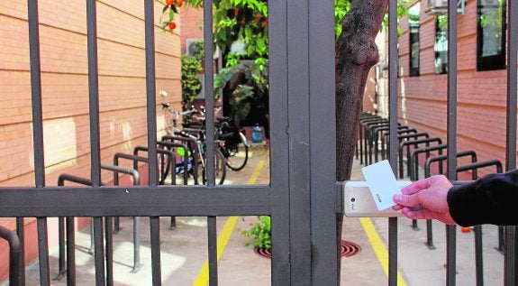 El único parking cerrado para bicis habilitado por la UMA en Teatinos, en desuso cuatro años después