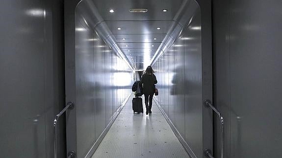 Un piloto da la vuelta al avión para que unos abuelos se despidan de su nieto terminal