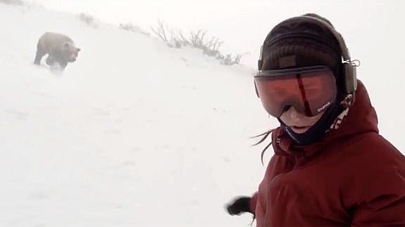 Escapa practicando snowboard del ataque de un oso: el vídeo que divide a las redes sociales