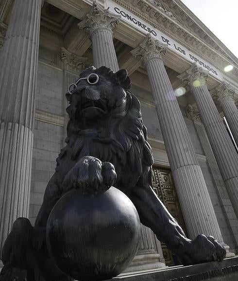 Los leones del Congreso se ponen gafas en homenaje a Miguel de Cervantes