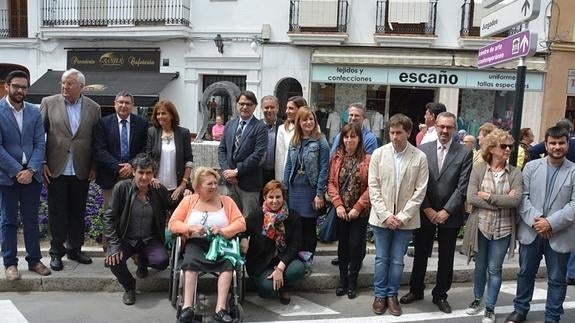 Vélez-Málaga celebra el Día de los Derechos del Paciente con una escultura que refleja la inclusión social de personas con enfermedad mental