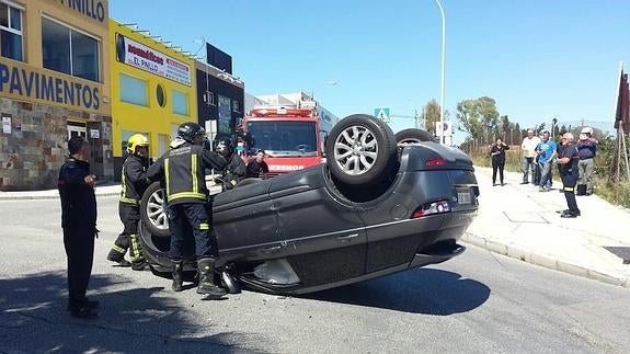 Un coche vuelca tras chocar «por distracción» contra una rotonda en Torremolinos