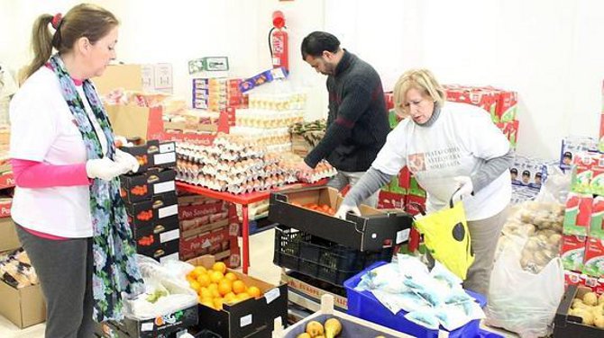 FYM-Italcementi entrega a Bancosol un cheque de 3.100 euros con el que prevé repartir 18.600 kilos de alimentos