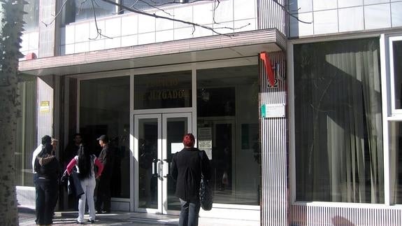 Un detenido cae desde la segunda planta del juzgado de Torremolinos al intentar huir