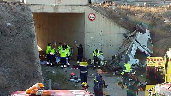 Cinco muertos tras salirse una furgoneta de la carretera y caer por un puente en Murcia