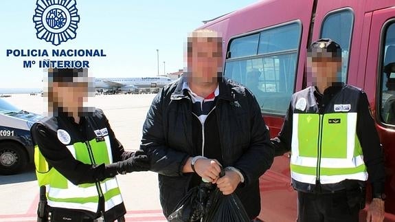 La Policía Nacional entrega a Francia al traficante detenido en Rincón de la Victoria por suministrar armas a un terrorista de París