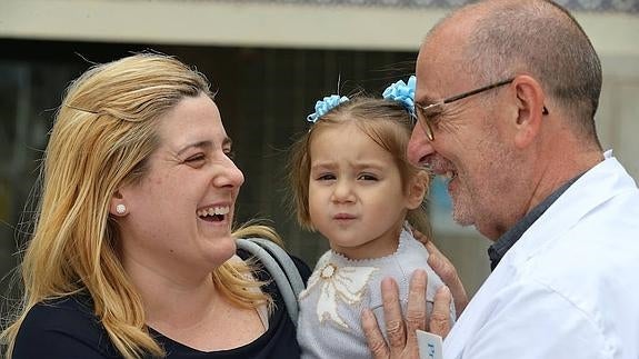 «A nuestra hija le han salvado dos veces la vida en el Hospital Materno de Málaga»