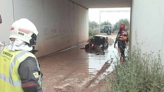 Rescatado en Fuente de Piedra tras quedar su vehículo atrapado por el agua