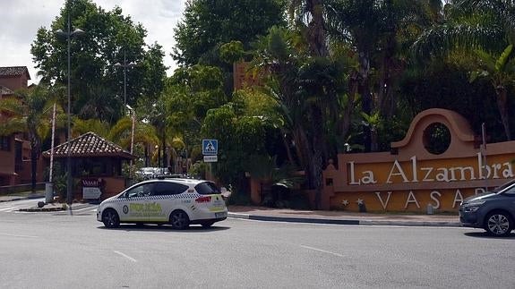 Tres coches protagonizan una persecución a tiros en una urbanización de Marbella