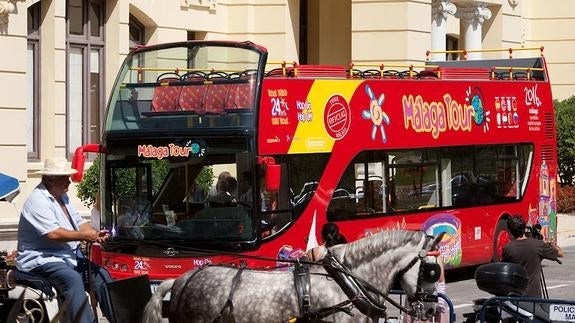 El paseo en el autobús turístico de Málaga en la Noche en Blanco costará dos euros