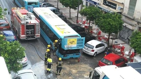 Arde dos veces en 15 minutos el motor de un autobús de la EMT