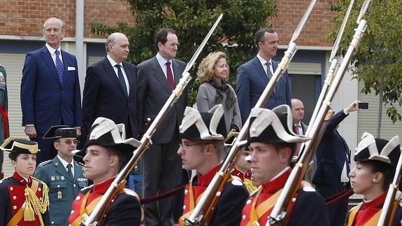 Fernández Díaz felicita a los ocho guardias civiles que fueron imputados por su actuación en la valla de Melilla