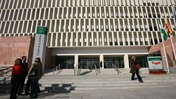 Más de 40 detenidos por estafas a medio centenar de hombres con falsos servicios de gigoló