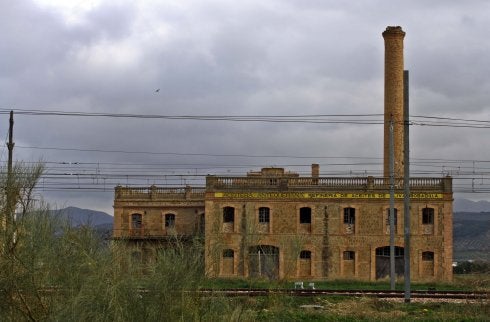 Bobadilla Estación se moviliza para evitar la demolición de una antigua fábrica