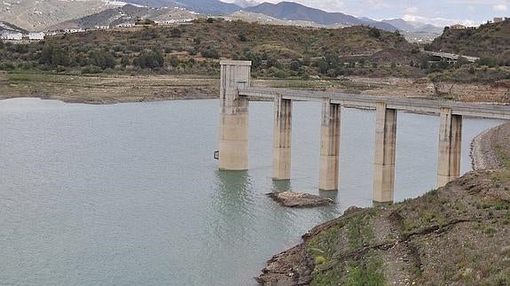 La Junta estudia reservar el agua de la presa de La Viñuela sólo para consumo humano