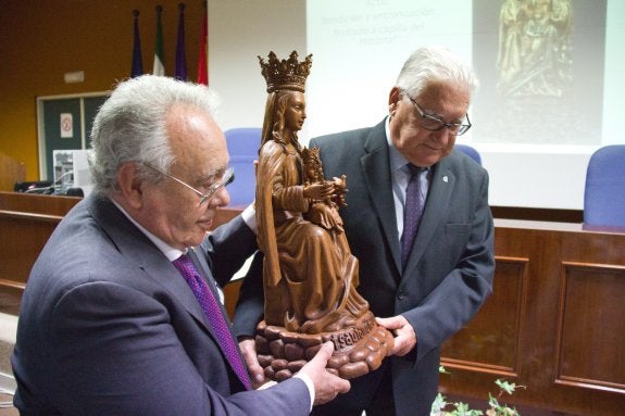 Profesionales y cofrades regalan una Virgen de la Victoria al Hospital Clínico