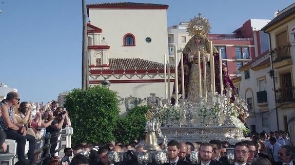 La Virgen de la Trinidad recorre las calles de su barrio en procesión