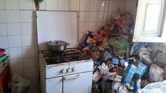 Retiran media tonelada de residuos en la vivienda de una vecina de Torrox con síndrome de Diógenes