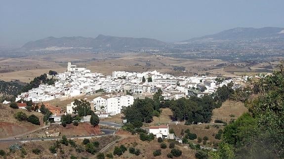 Un fallecido al caer con su coche por un terraplén en Alozaina
