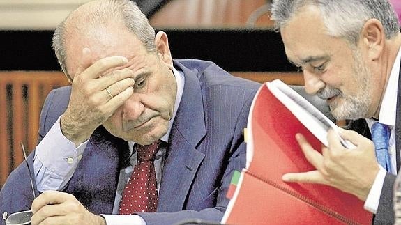 El juez de los ERE procesa a los expresidentes Chaves y Griñán