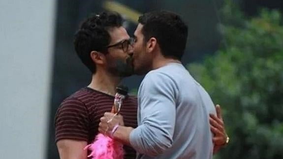 ¿Miguel Ángel Silvestre sale del armario en el Orgullo Gay de Brasil?