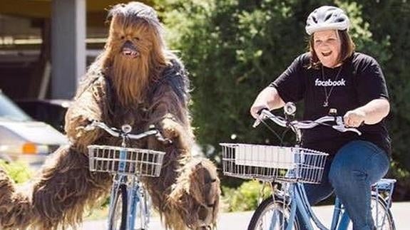 Conocer a Marck Zuckerberg y otras cosas geniales que pueden pasar por colgar un vídeo con una careta de Chewbacca en Facebook