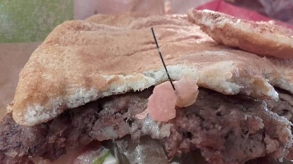 Encuentran un objeto extraño en un 'whopper' en Torremolinos