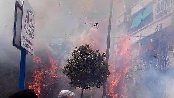 Tres afectados por inhalación de humo tras declararse un incendio en el jardín de una urbanización de Nerja
