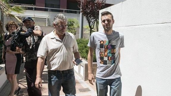 Entra en prisión al no lograr el indulto el condenado por pagar con una tarjeta falsa en Málaga