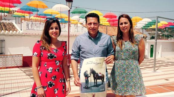 Torrox pone una nota de color a la romería de San Antonio con un centenar de paraguas