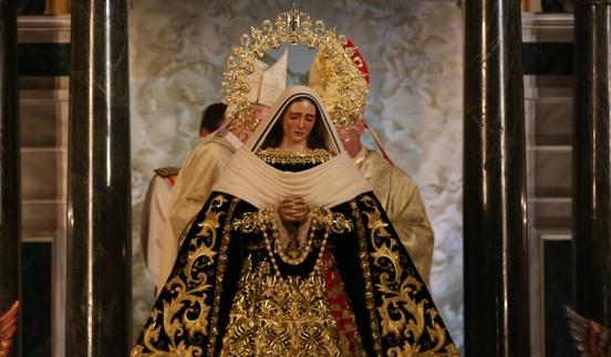 El obispo y el cardenal Sebastián coronan a la Soledad de Mena en una barroca ceremonia