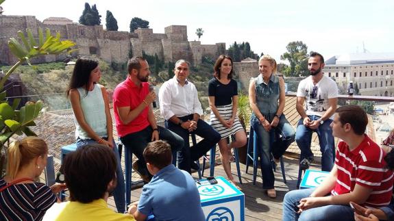 Andrea Levy pide para el PP el voto de los jóvenes frente a quienes tienen "ideas anticuadas"