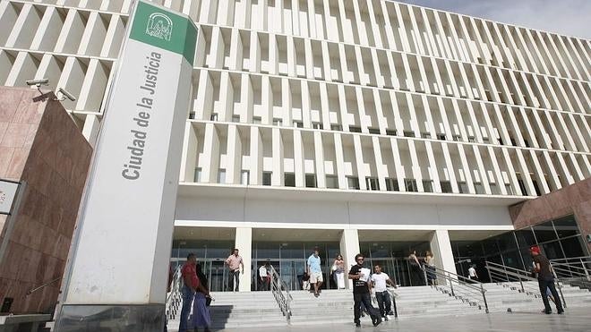 Condenado por pegar con un casco a un policía que intentó multar a su padre en Nerja