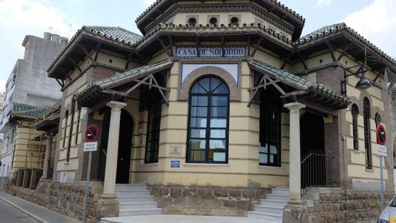 Una mujer ebria estrella su coche contra un muro cuando llevaba a su hija de tres años a Sevilla