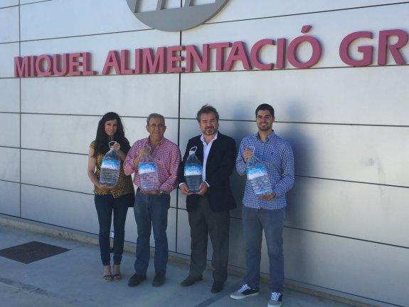 Una empresa dona 10.000 litros de agua embotellada ante los problemas de suministro en Fuente de Piedra