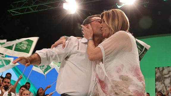 Díaz: "Hay que volver a levantar el puño y la rosa para proteger a quienes lo han perdido todo con Rajoy"