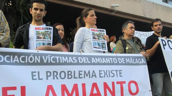 La presión de los padres arranca a la Junta a comprometerse a retirar el amianto de los colegios